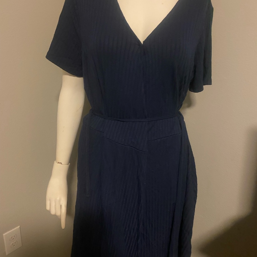 Chic Navy V-Neck Midi Dress